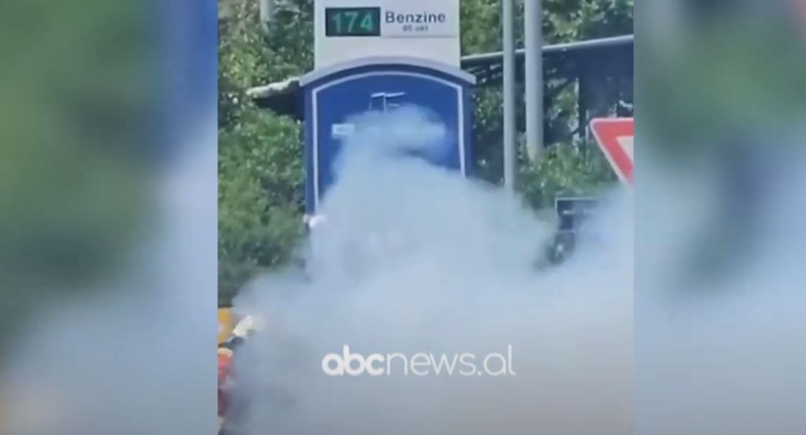 VIDEO/ Makina shkrumbohet nga flakët, ekipet zjarrfikëse në vendngjarje