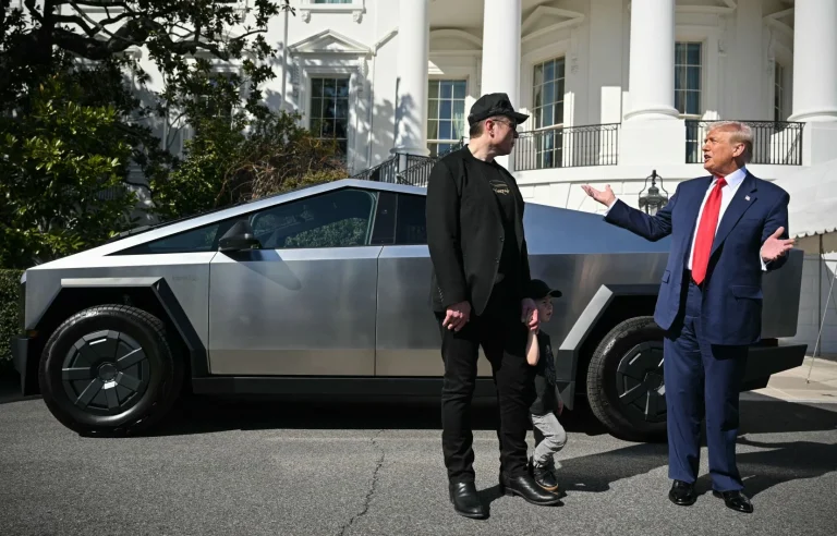Aksionet e “Tesla” bien mbi 8 për qind pas përplasjes Musk-Trump