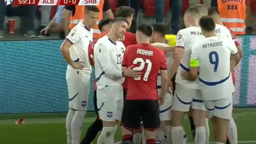 Hodhën sende në fushë në përballjen Shqipëri-Serbi/ Dy në pranga, dhjetë të tjerë të proceduar