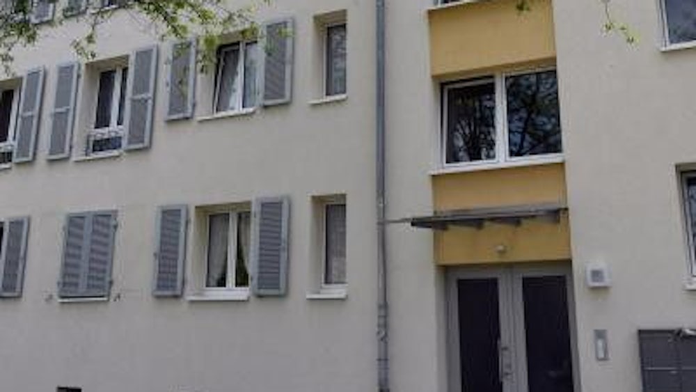 Gjermani, dyshohet se babai hodhi nga dritarja fëmijën e tij dyvjeçar