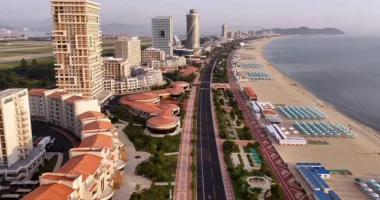 Paradoksi/ E izoluar nga të gjitha anët, Kim Yong Un kërkon nxitjen e turizmit në Korenë e Veriut