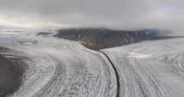 Akulli i Groenlandës shkrihet 17 herë më shpejt mes valës rekord të të nxehtit