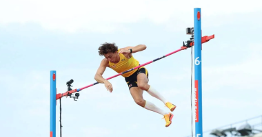 Rekord botëror nga Duplantis/ Atleti suedez kap lartësinë 6.28 metra në kërcim me shkop