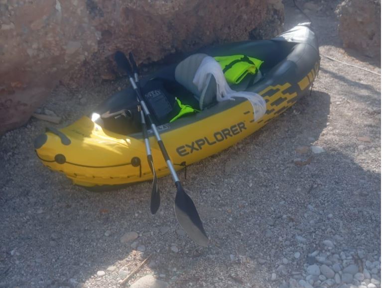 Dallgët rrezikojnë pushuesit/ Policia Kufitare në Himarë iu vjen në ndihmë dy të rinjve nga Tirana