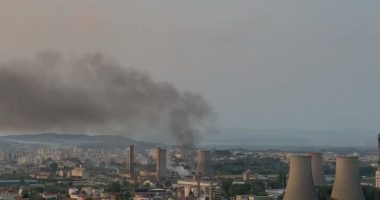 VIDEO/ Zjarr në vendgrumbullimin e mbeturinave në Fier, flakët shumë pranë ish- azotikut