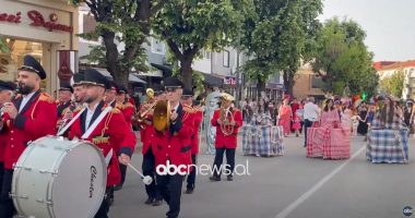 Korça, “kryeqyteti” i muzikës frymore / Parada e bandave, orkestra nga rajoni e Italia performojnë në juglindje