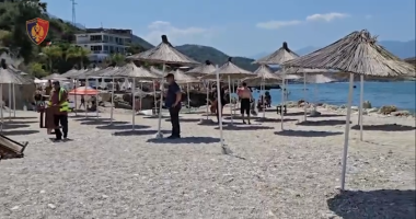 “Plazhi i lirë”/ Kishin zënë hapësirat publike të plazhit të Vlorës e Sarandës, procedohen dy persona