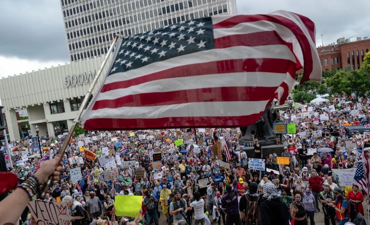 Parada e Trump në Washington shkakton përçarje  Përplasje me Gardën Kombëtare dhe thirrje kundër politikave të emigracionit