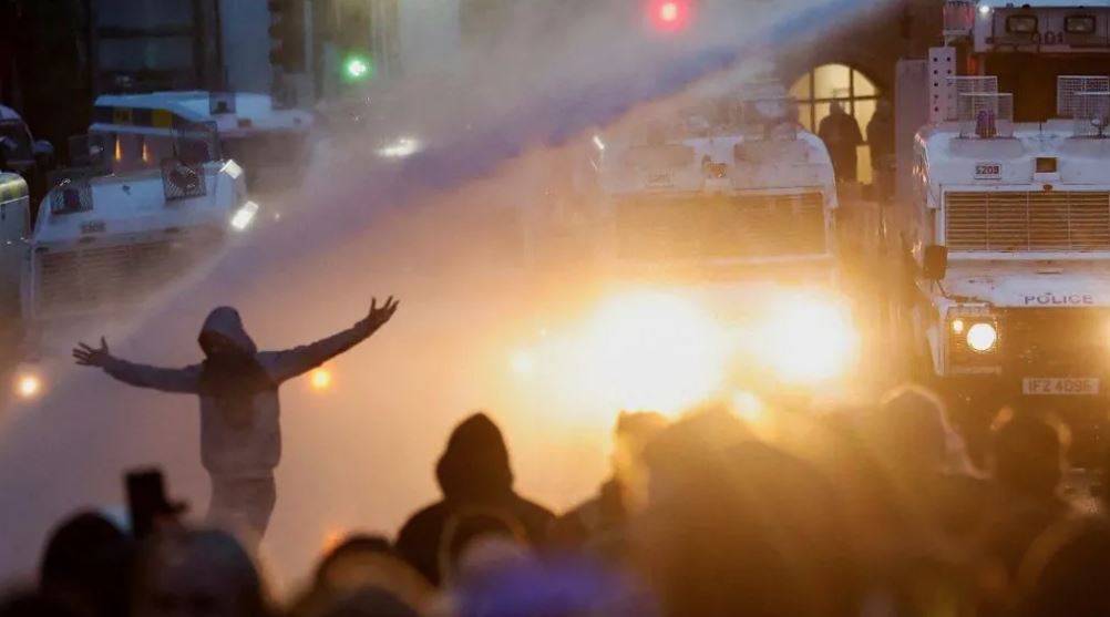 Vazhdojnë protestat e dhunshme në Irlandën e Veriut, pas arrestimit të dy adoleshentëve rumunë për tentativë përdhunimi