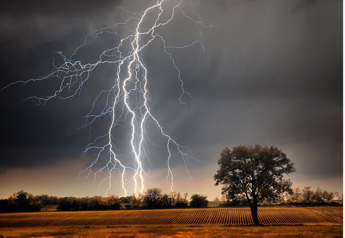 EMRI/ Rrufeja vret 65-vjeçarin në Kolonjë