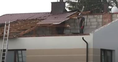 Polonia goditet nga stuhi të forta, mijëra njerëz mbeten pa energji elektrike