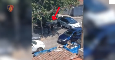 VIDEO/ Mori me forcë në automjet dhe dhunoi një 40-vjeçar, pranga të riut në Tiranë