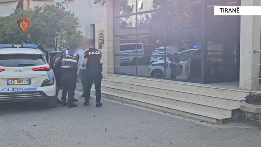 Vidhte sende me vlerë  aparate celular dhe shuma parash  Pranga  skifterit  në Tiranë