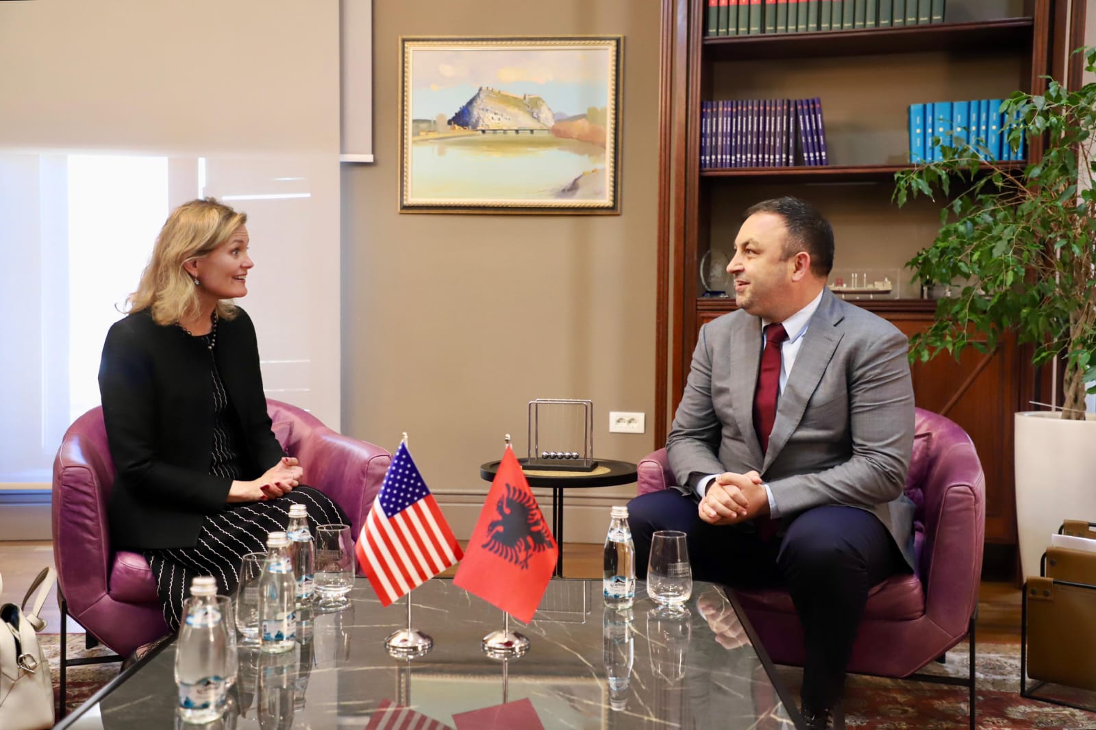 E dërguara e SHBA në zyrën e ministrit të Brendshëm, Hoxha: Mirënjohje për mbështetjen e SHBA në luftën kundër kriminalitetit