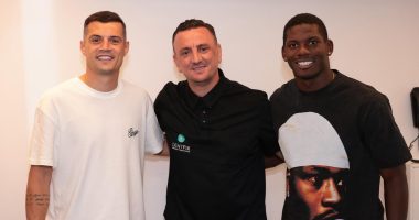 Yjet e Zvicrës në Prishtinë: Breel Embolo dhe Granit Xhaka vizitojnë Kosovën, DentFix destinacioni i tyre