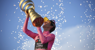 “Giro” flet anglisht/ Britaniku Simon Yates është fituesi i garës së famshme të çiklizmit