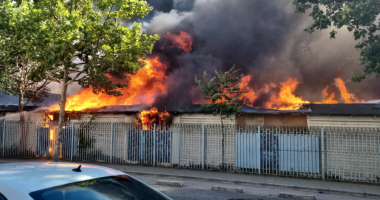 FOTO/ Përfshihet nga flakët ish-tregu afër plazhit të Durrësit