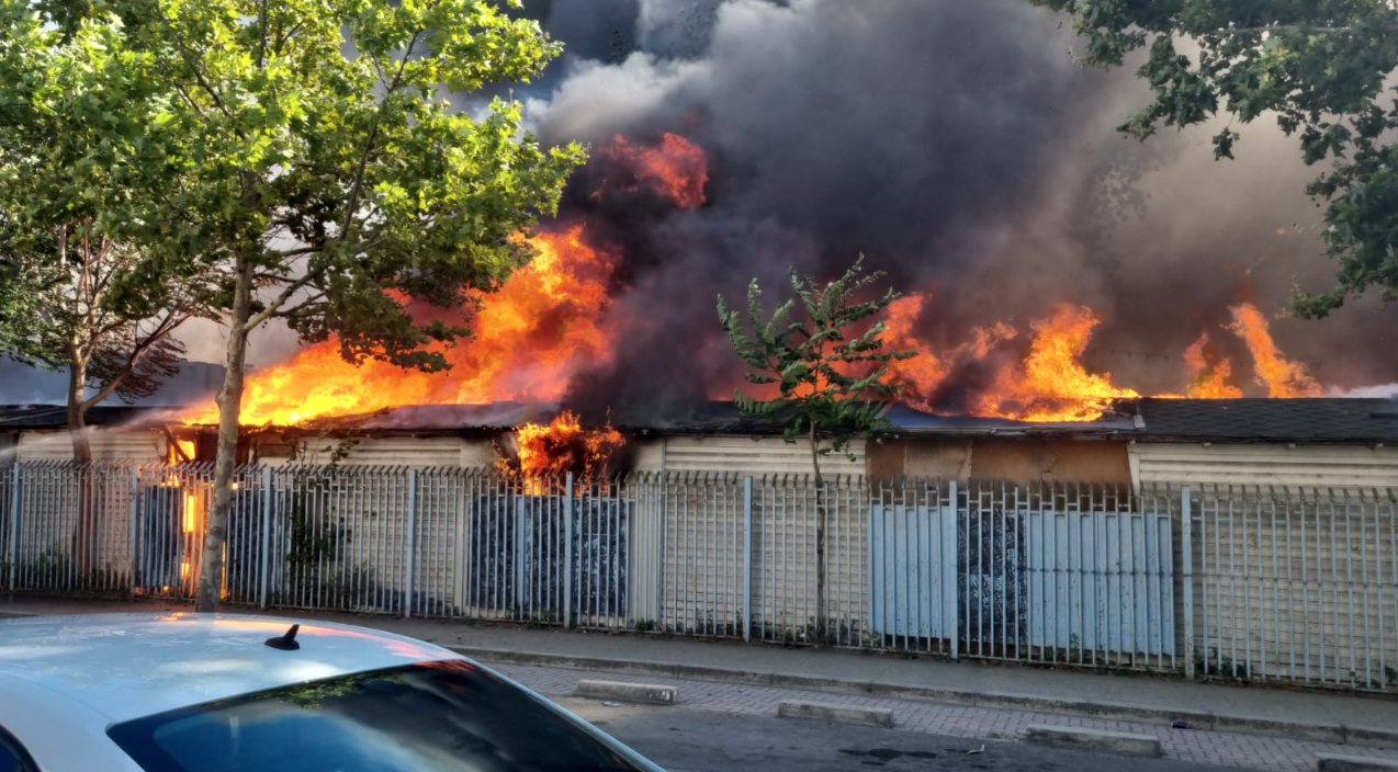 FOTO/ Përfshihet nga flakët ish-tregu afër plazhit të Durrësit