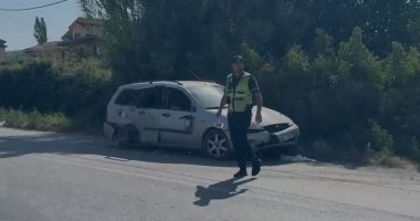 VIDEO/ Aksident në aksin Fier-Levan, furgoni i preu rrugën, makina përplaset me shtyllën, dy të plagosur