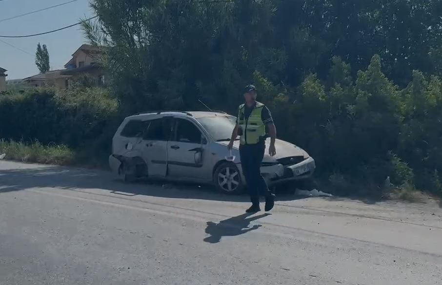 VIDEO/ Aksident në aksin Fier-Levan, furgoni i preu rrugën, makina përplaset me shtyllën, dy të plagosur