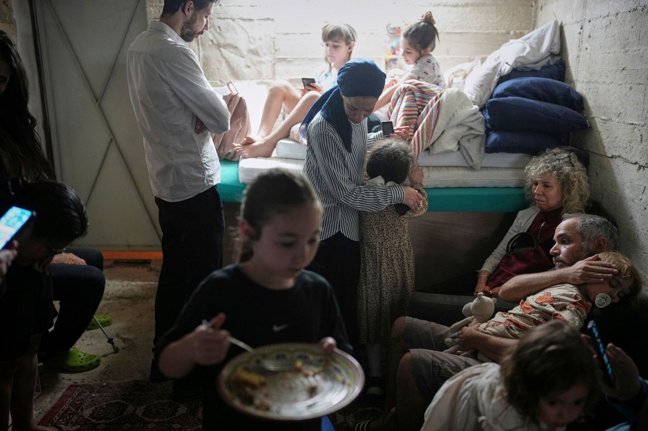 Irani paralajmëron qytetarët izraelit  Largohuni nga bazat ushtarake dhe shkencore