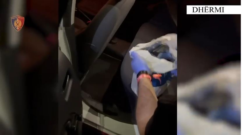 Shisnin drogë në ambiente argëtimi në Vlorë, arrestohen dy anglezë