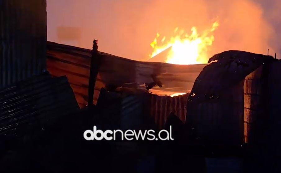 Zjarr në Peshtan të Fierit/ Shkrumbohet stalla, shpëtojnë bagëtitë