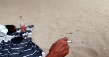 Franca ndalon pirjen e duhanit në plazhe dhe parqe