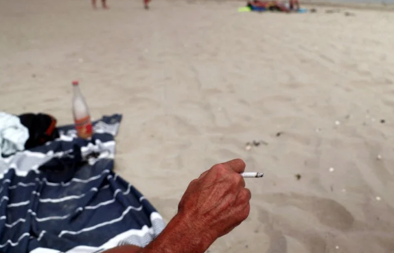 Franca ndalon pirjen e duhanit në plazhe dhe parqe