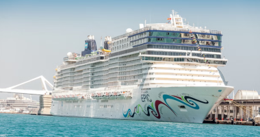 Pasagjeri përfundon në det nga anija në Siçili, shkak erërat e forta