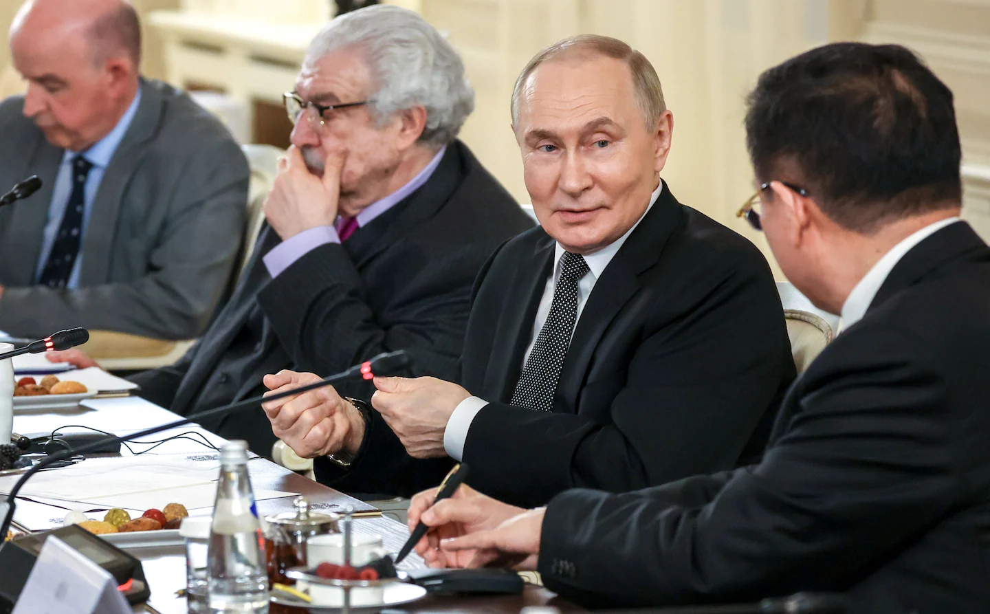 Lufta/ Vladimir Putin zbut qëndrimet: Jam gati të takohem me këdo, përfshirë dhe Zelenskyn!