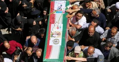 Irani përcjell komandantët e vrarë/ Mbahen funeralet për kreun e Gardës Revolucionare dhe ushtarakët