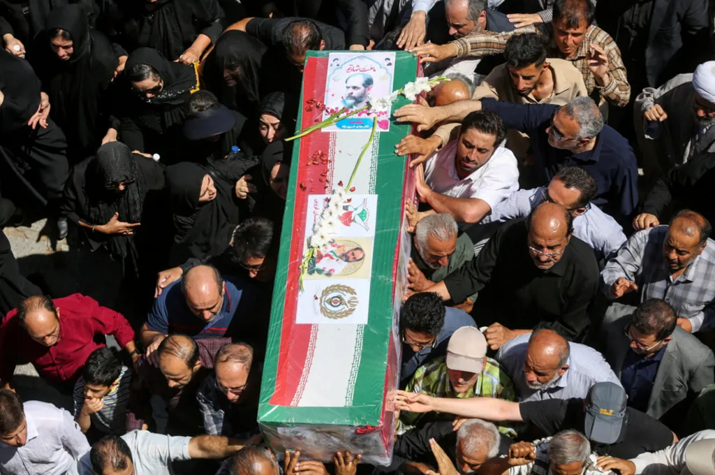 Irani përcjell komandantët e vrarë/ Mbahen funeralet për kreun e Gardës Revolucionare dhe ushtarakët