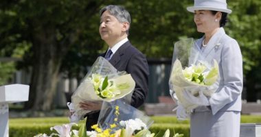 Perandori i Japonisë homazhe viktimave të bombardimeve në Hiroshima