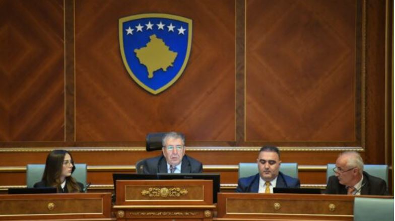 “Ngërçi politik” në Kosovë/ Seanca vetëm dy minuta, dështon sërish përpjekja për konstituimin e Kuvendit