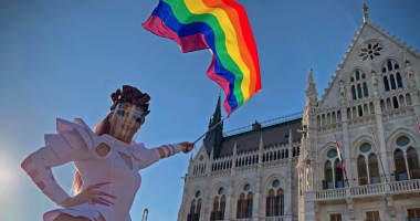 Von der Leyen i bën thirrje Hungarisë ta lejojë mbajtjen e Paradës së Krenarisë