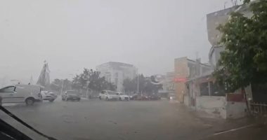 VIDEO/ Stuhia godet Belshin dhe zonën e Dumresë, uji vërshon në rrugë, bllokohet qarkullimi