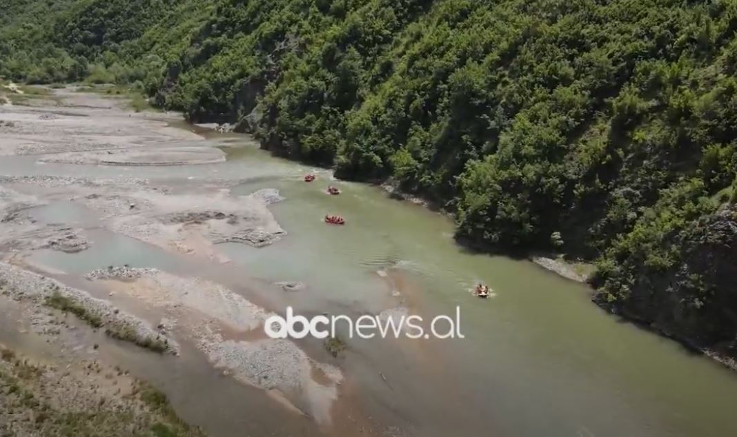 Spanjollët interes për Shqipërinë/ Mbi 40 turistë nga Spanja rafting në Shkumbin
