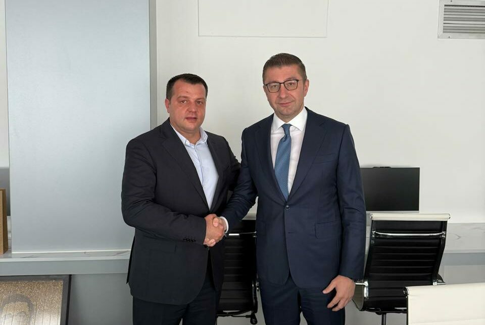 Mickoski pret Shkëlqim Devollin, kryeministri i Maqedonisë së Veriut e fton të shtojë investimet