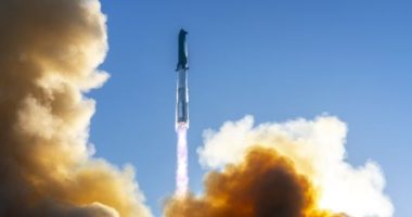 Raketa më e madhe e SpaceX po përgatitet për nisje