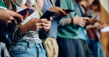 Nga shtatori, Italia do të ndalojë përdorimin e telefonëve në shkolla