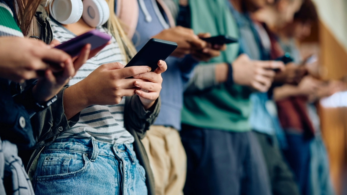 Nga shtatori, Italia do të ndalojë përdorimin e telefonëve në shkolla