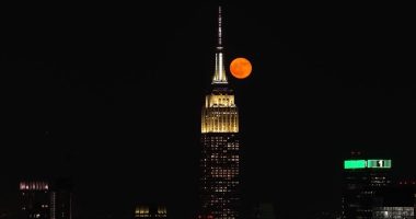 Hëna e plotë e “Luleshtrydhes” shfaqet mbi New York