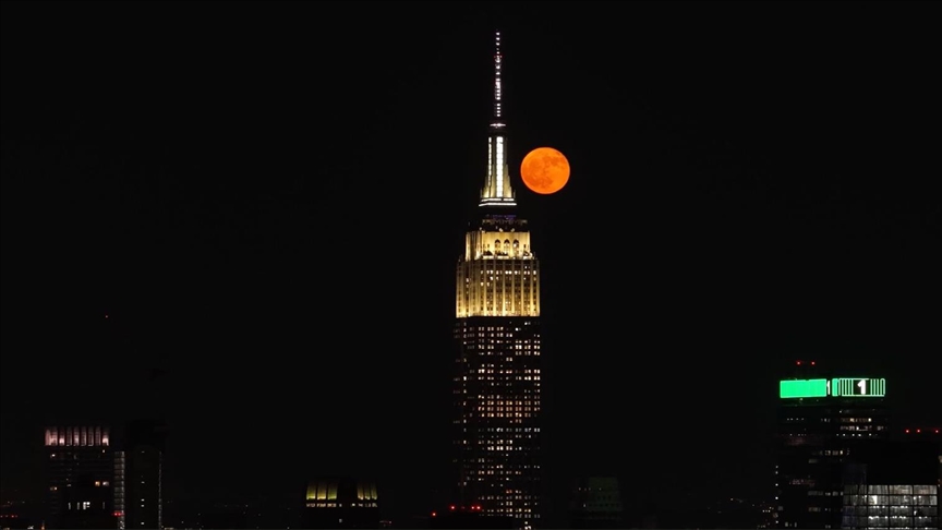 Hëna e plotë e “Luleshtrydhes” shfaqet mbi New York