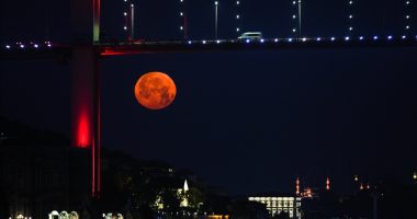 Hëna e plotë dhuron “spektakël” mbi urën e Bosforit në Stamboll