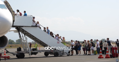 Shqiptarët po udhëtojnë më shumë/ Operatorët turistikë: Ndikuan çmimet e lira të disa linjave ajrore