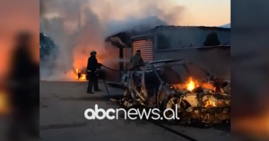 VIDEO/ Përfshihen nga flakët dy automjete në Maliq