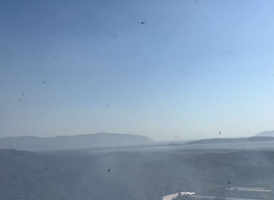 Zjarri në fshatin Hoshtimë, nis ndërhyrja nga ajri për shuarjen e flakëve