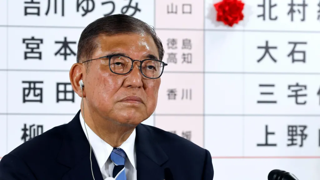 Humbi zgjedhjet, por kryeministri i Japonisë zotohet të qëndrojë në detyrë