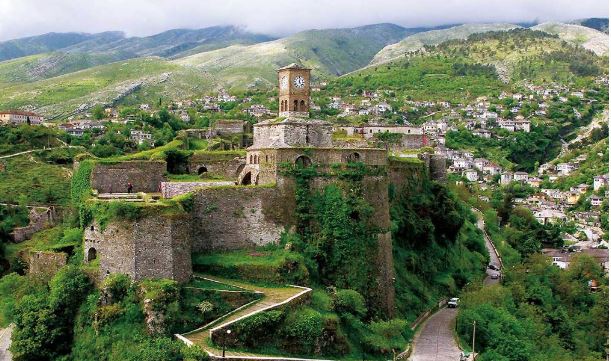 Kalaja e Gjirokastrës “magnet” për turistët/ Në 6-mujorin e parë të këtij viti, mbi 100 mijë turistë
